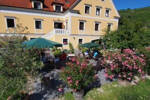 Terrace/patio - Hotel Weinberghof & Weingut Lagler (Spitz)
