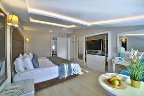 Corner Quadruple Room | 1 Schlafzimmer, hochwertige Bettwaren, Pillowtop-Betten, Minibar