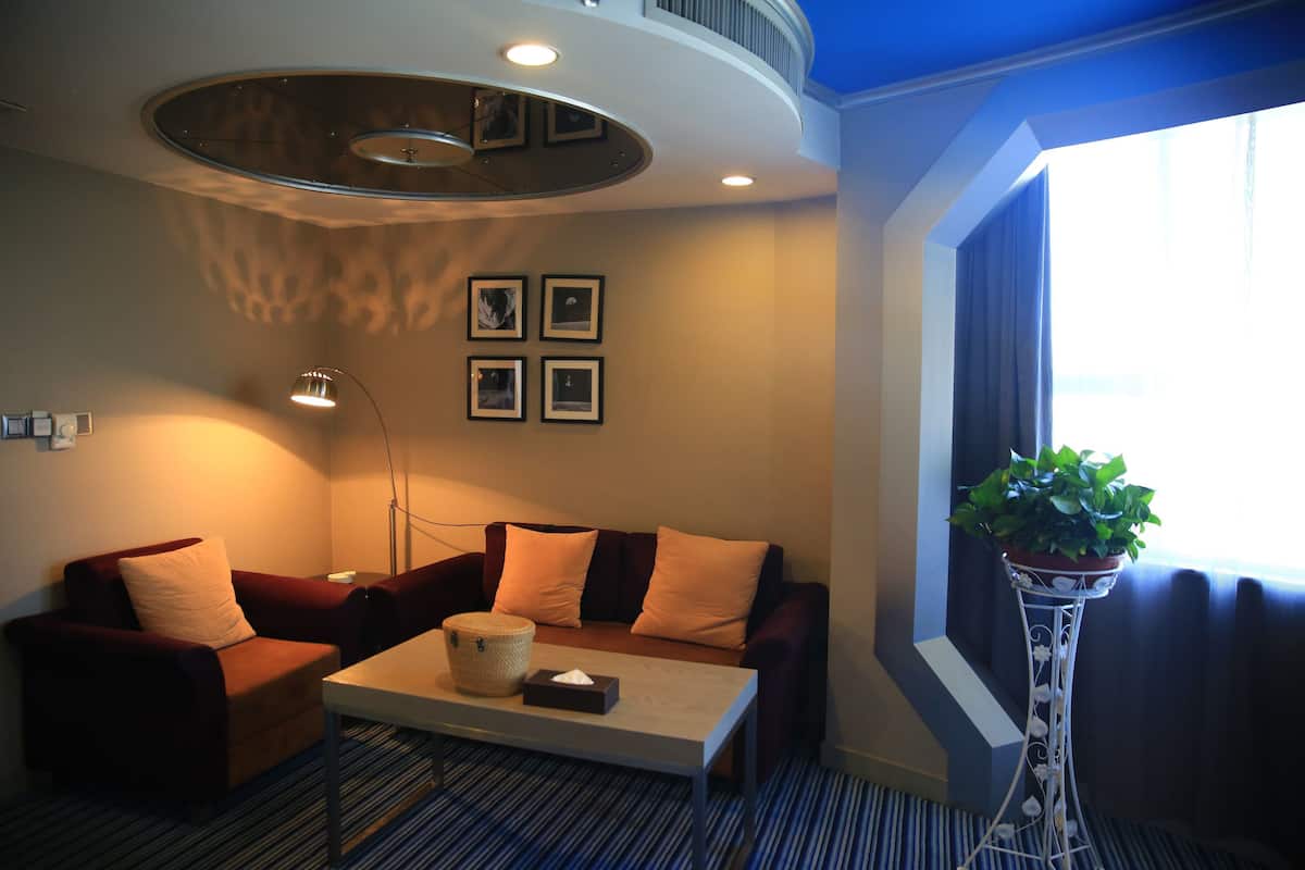 Suite Deluks, 1 Tempat Tidur King | Ruang keluarga | TV layar datar