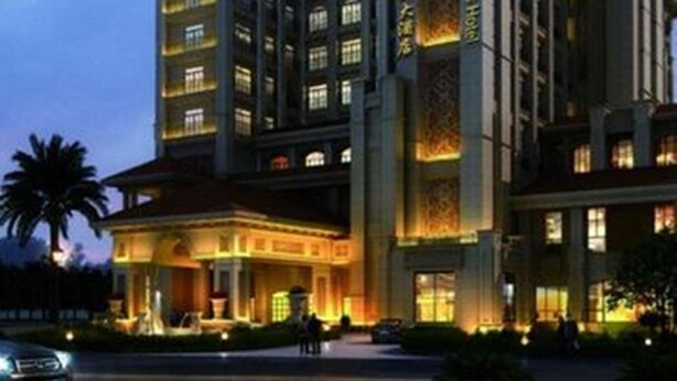 A multi-story hotel with a prominent entrance and a large sign. - Jinling Cityview Hotel Zhenjiang (Zhenjiang)
