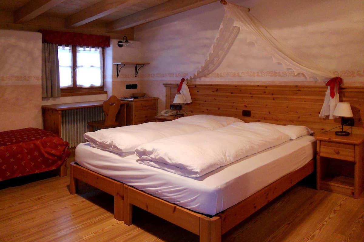Vierpersoonskamer, uitzicht op bergen (Attic ) | Donzen dekbedden, een kluis op de kamer, een bureau