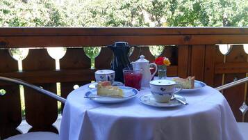 Quarto quádruplo, acessível, sacada | Edredons de pluma, cofres nos quartos, escrivaninha, cortinas blackout