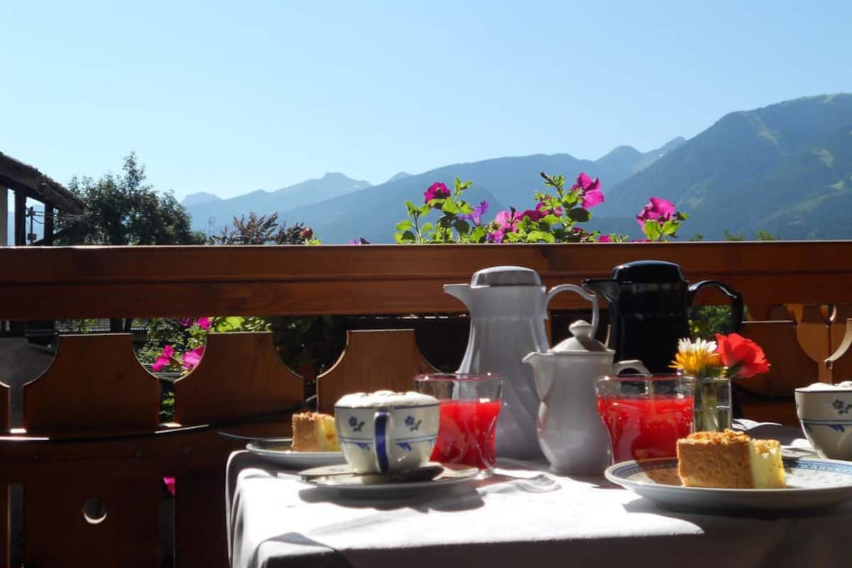 Panorama vierpersoonskamer, balkon | Donzen dekbedden, een kluis op de kamer, een bureau
