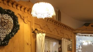 Komplett frukost varje dag (EUR 10 per person)