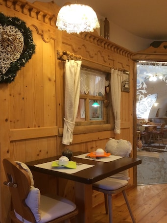 Desayuno completo diario (EUR 10 por persona)