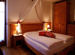 Cubrecamas, caja de seguridad en la habitación y escritorio 