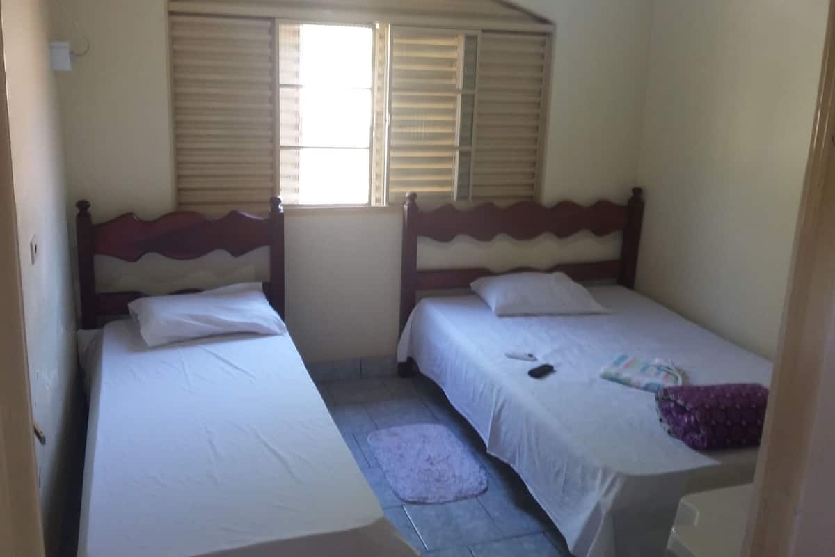 Quarto Duplo | Tabla de planchar con plancha y wifi gratis