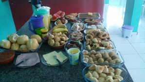 Een buffet met diverse soorten eten, zoals fruit, gebak en sauzen.
