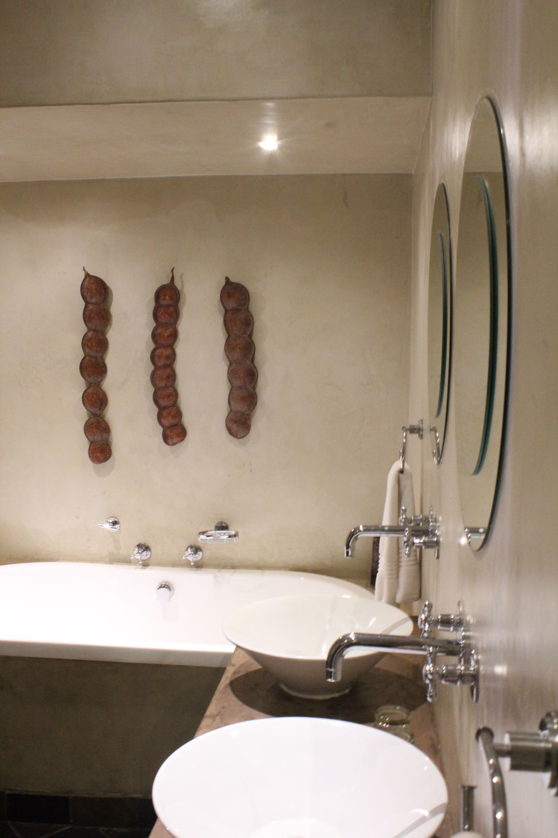 Un baño con bañera, dos lavamanos y un espejo grande.