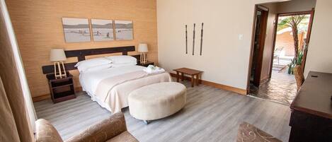 Brankas, meja kerja, Wi-Fi gratis, dan seprai linen