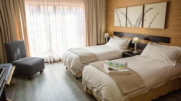 Camera con letto matrimoniale o 2 letti singoli | Una cassaforte in camera, una scrivania, Wi-Fi gratuito, lenzuola