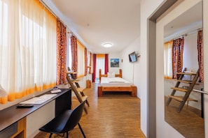 Design Single Room, 1 Queen Bed, Non Smoking