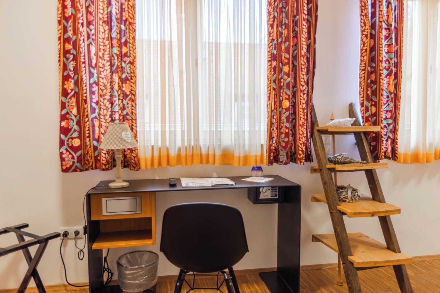 design single room, 1 queen bed, non smoking | hypo-allergenic bedding, individually decorated, individually furnished