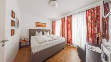 Design Double Room, 1 King Bed, Non Smoking | Hypo-allergenic bedding, individually decorated, individually furnished