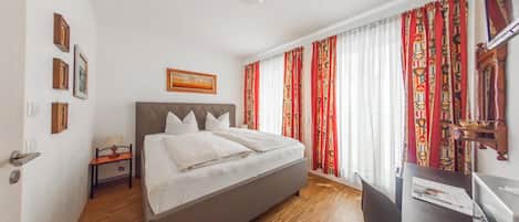 Design dubbelrum - 1 kingsize-säng - icke-rökare | Allergitestade sängkläder, individuell inredning och unika möbler