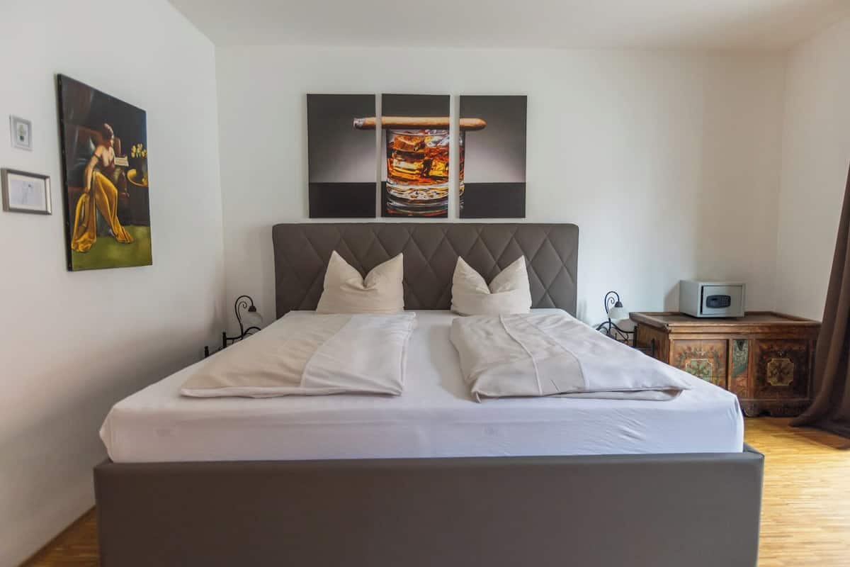 comfort double room, 1 king bed, non smoking, balcony | hypo-allergenic bedding, individually decorated, individually furnished