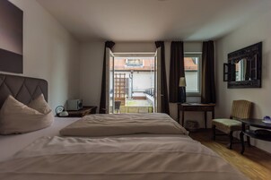 舒适双人房, 1 张特大床, 无烟房, 阳台 | 防过敏的被褥、特色装修、特色家居、办公桌