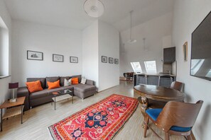 Suite – deluxe, balkong, byutsikt | Oppholdsområde | Flatskjerm-TV