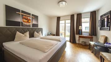 Habitación doble Confort, 1 cama King size, para no fumadores, balcón | Ropa de cama hipoalergénica y decoración personalizada