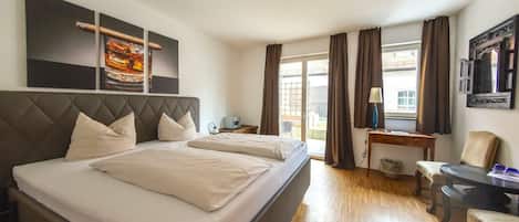 Habitación doble Confort, 1 cama King size, para no fumadores, balcón | Ropa de cama hipoalergénica y decoración personalizada