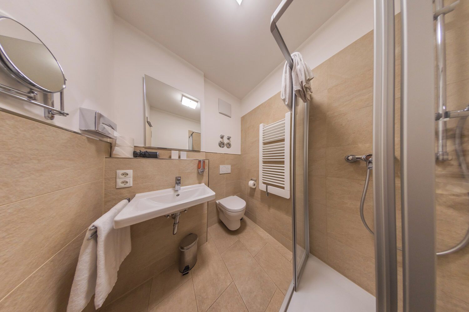 design double room, 1 king bed, non smoking | bathroom | shower, hair dryer, towels