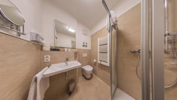 Ein modernes Badezimmer mit Waschbecken, Toilette und Dusche.