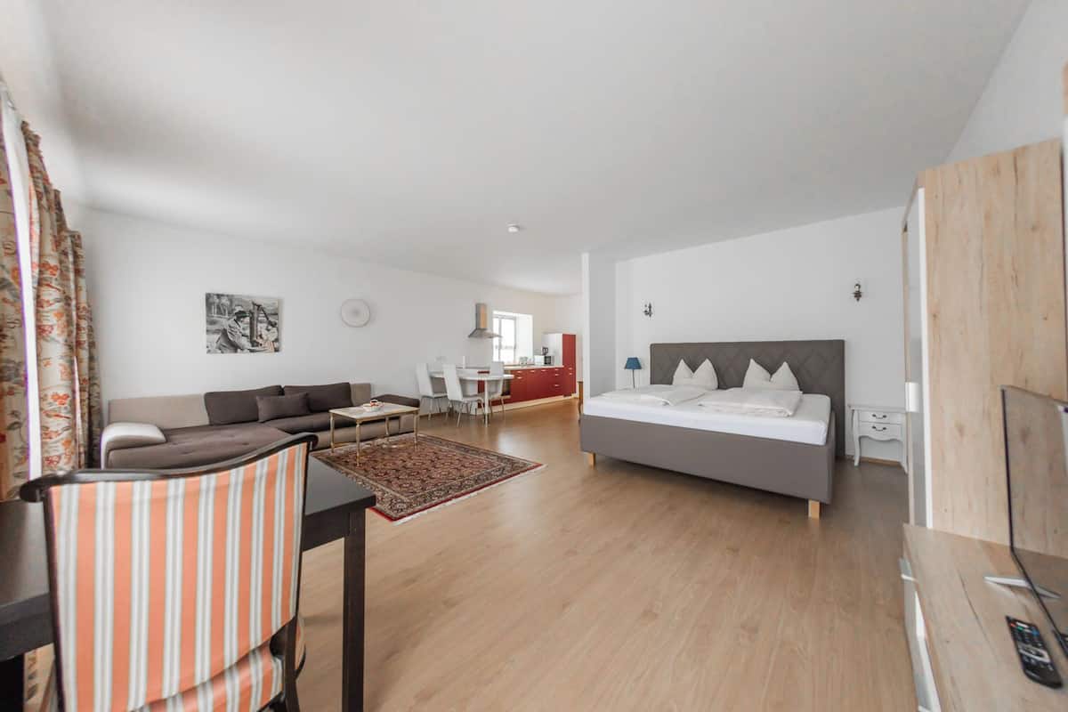 Grand-Studio | Wohnbereich | Flachbildfernseher