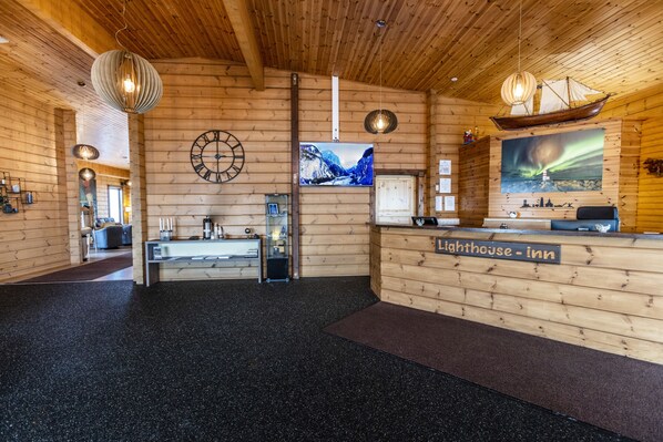 Un interior de madera con un mostrador de recepción identificado como 