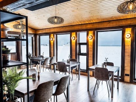 Restaurant. Lighthouse Inn