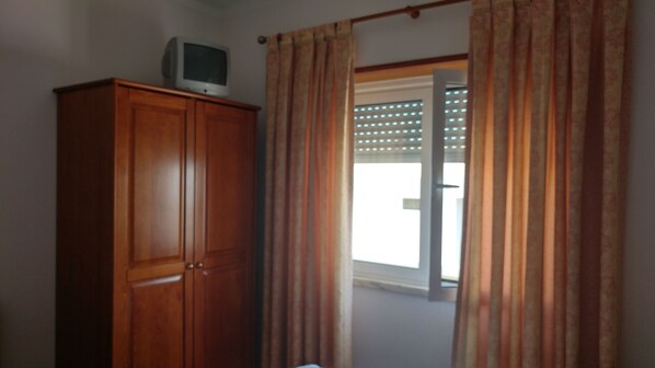 Family Room, Private Bathroom | Blackout drapes, free WiFi, bed sheets