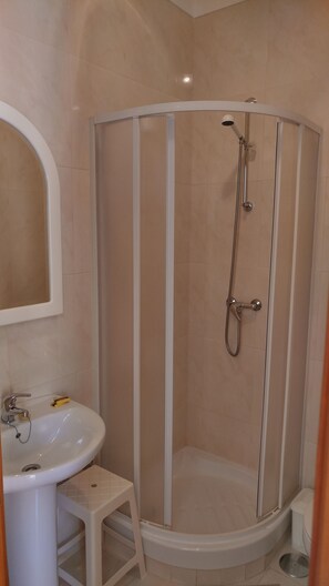 Chambre double, salle de bain privée | Salle de bain | Articles de toilette (gratuits), bidet, serviettes fournies