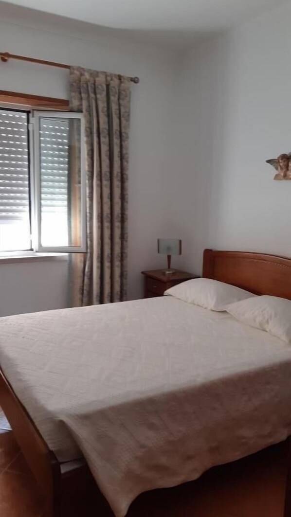 Blackout curtains, free WiFi, bed sheets