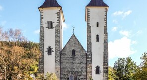 Una chiesa con due torri e un campanile centrale.