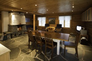 Luksus-småhus | Oppholdsområde | Flatskjerm-TV og peis