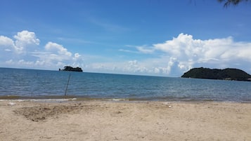 På stranden
