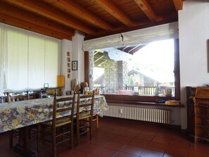 Villa, 2 soverom, fjellutsikt | Oppholdsrom | LCD-TV og peis