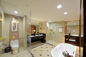 Combined shower/bathtub, hair dryer, bathrobes, slippers - Jinling New Town Hotel Nanjing (Nanjing)