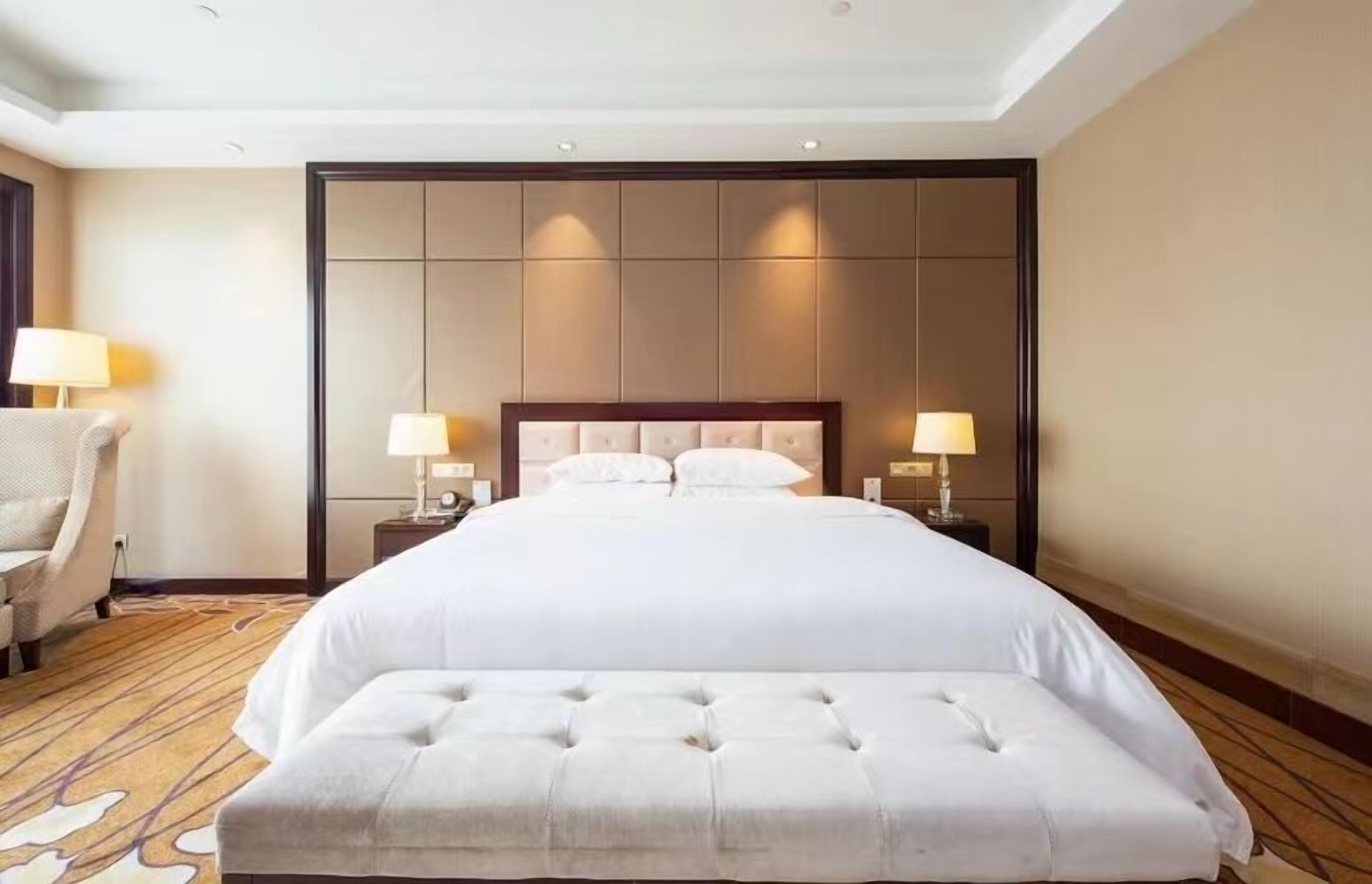 Deluxe Double Room | Minibar, in-room safe, desk, soundproofing