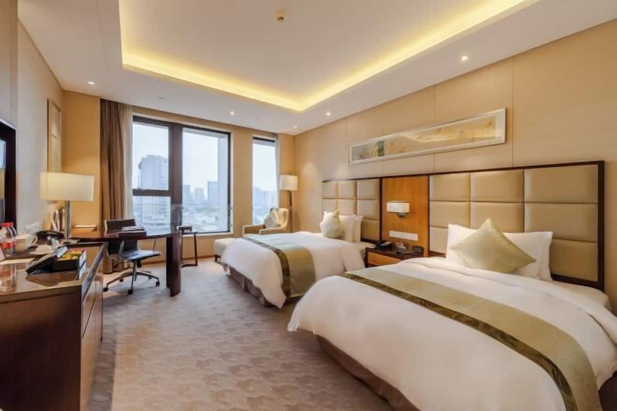 Minibar, soundproofing, free WiFi, bed sheets