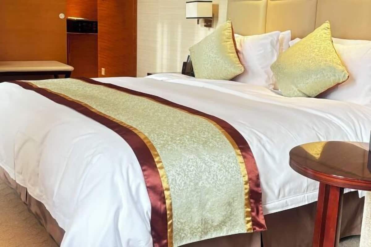 Minibar, soundproofing, free WiFi, bed sheets