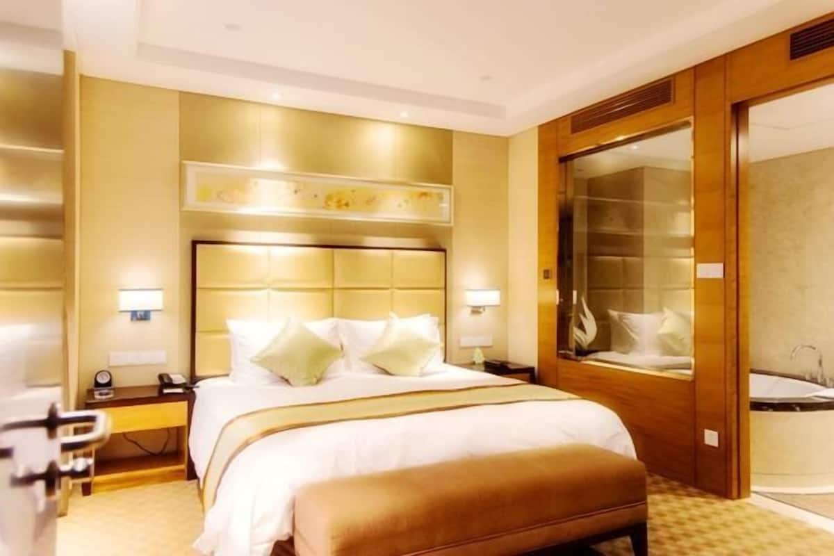 Minibar, soundproofing, free WiFi, bed sheets