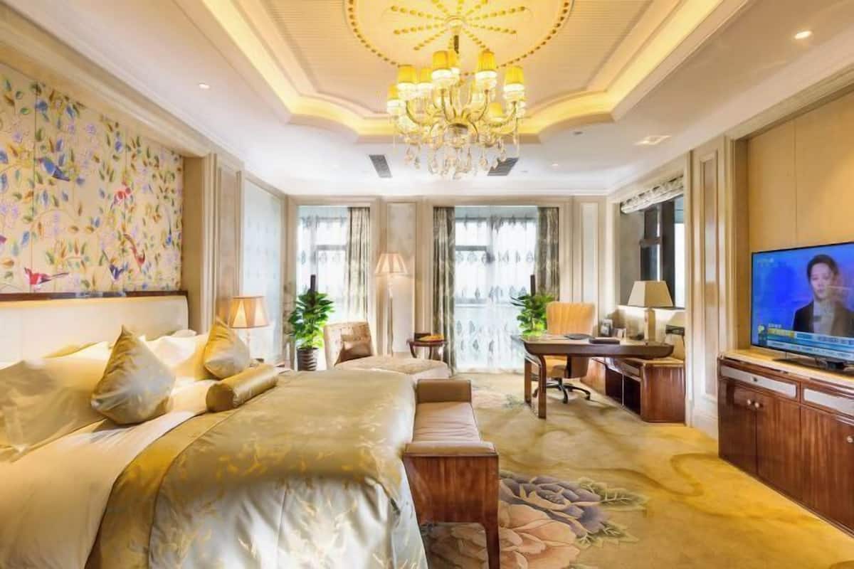 Minibar, soundproofing, free WiFi, bed sheets