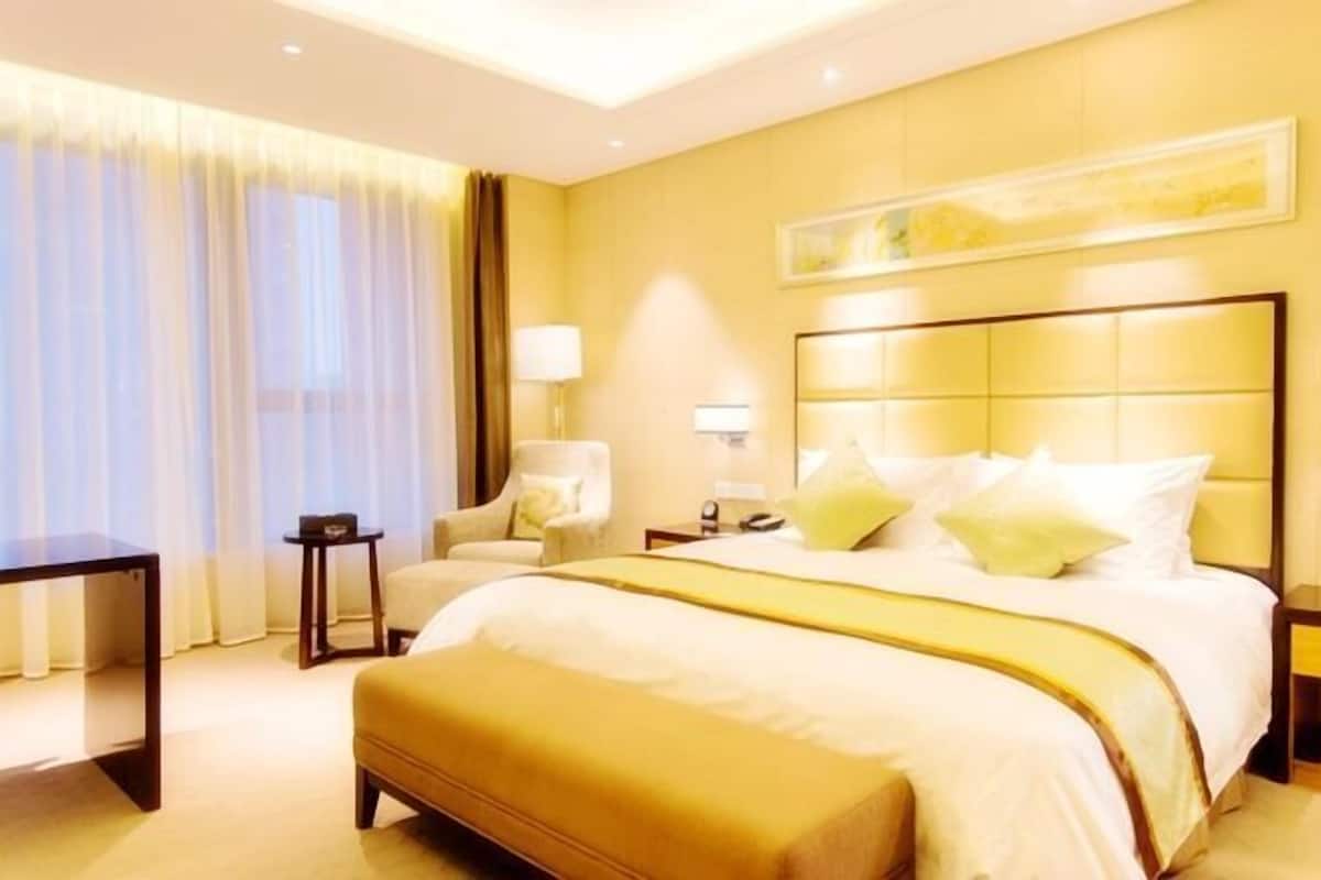 Minibar, soundproofing, free WiFi, bed sheets