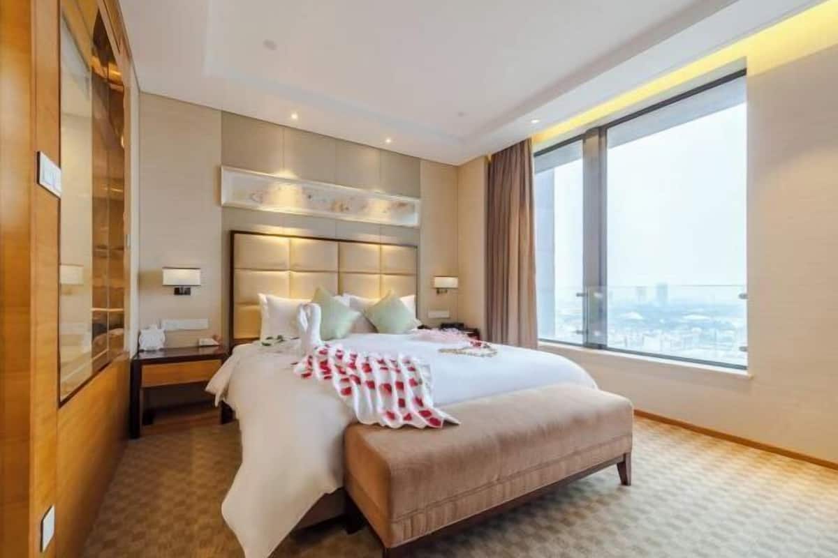Minibar, soundproofing, free WiFi, bed sheets