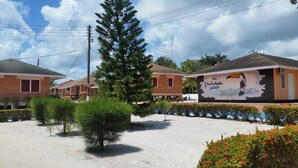 Ein Hotel mit Wandmalerei, die 'The Tuccan Lodge' bewirbt und 'Genießen Sie Ihren Aufenthalt' ankündigt.