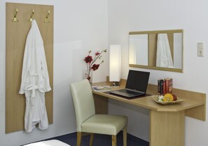 Appartement Standard, 2 chambres, balcon, côté montagne | Salle de bain | Douche, séchoir à cheveux, serviettes fournies