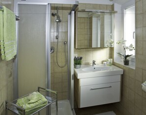Standard Apartment, 3 Bedrooms, 2 Bathrooms, Mountain View | Bathroom | Shower, hair dryer, towels - Weißes Rößl (Bruck an der Grossglocknerstrasse)