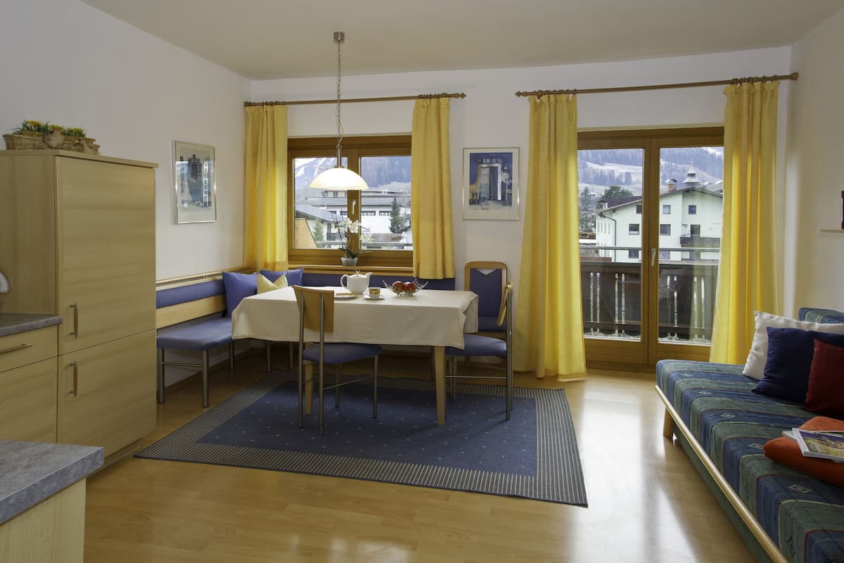 Full-sized fridge, microwave, oven, stovetop