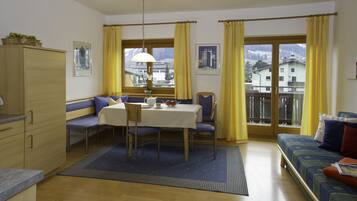 Full-sized fridge, microwave, oven, stovetop