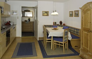 Standard-Apartment, 2 Schlafzimmer, Balkon, Bergseite | Eigene Küche | Großer Kühlschrank, Mikrowelle, Ofen, Herdplatte